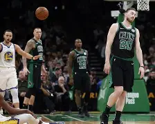 开云体育投注可靠-赛地聚焦：欧篮联转会期热度飙升，波士顿凯尔特人外线爆发，信心回归，年轻球员得到机会的简单介绍